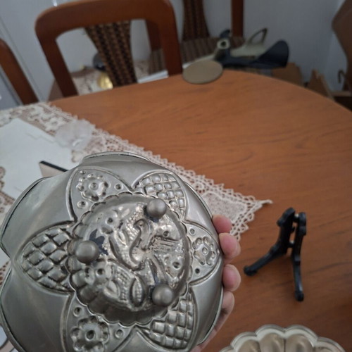 Decorative shell-shaped platter 1960 with 2 ashtrays with stands