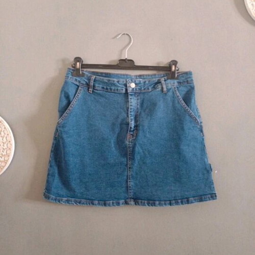 Denim skirt like new, very stretchy, size L