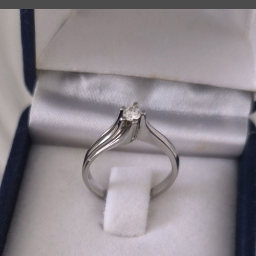 18K white gold diamond solitaire ring, flame design