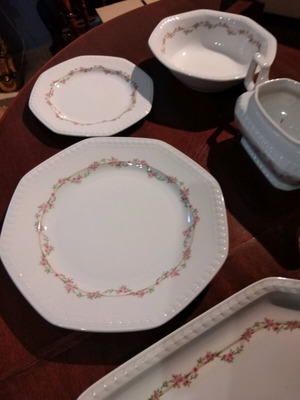 Seltmann Weiden 41-Piece Dinnerware Set like new