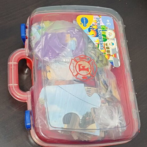7 children's puzzles like new, in luxury case