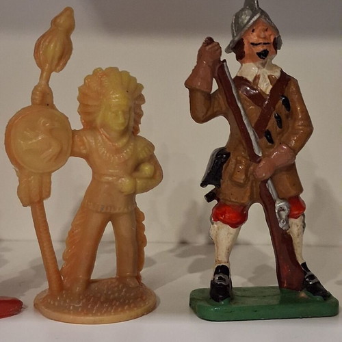 Vintage figurines pack with Indians and soldiers