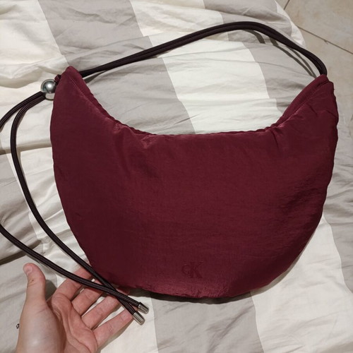 Calvin Klein handbag like new, adjustable strap, burgundy