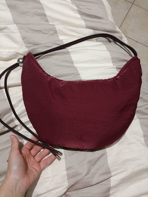 Calvin Klein handbag like new, adjustable strap, burgundy