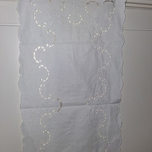 Embroidery set like new, 6 white pieces varying sizes