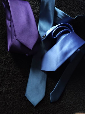 Set of 3 solid color ties like new, width 7cm