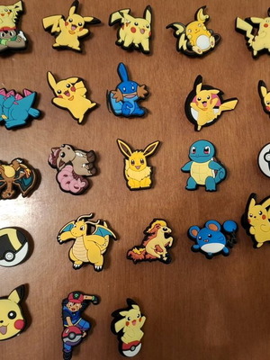 Διακοσμητικά Crocs Jibbitz σαν καινούργια με θέμα Pokémon και ιατρικό