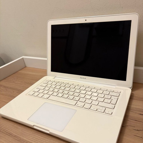 Apple Macbook 13 inch late 2009 with box and manuals