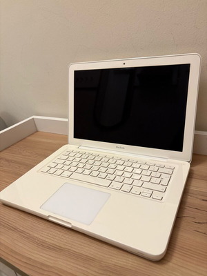 Apple Macbook 13 inch late 2009 with box and manuals
