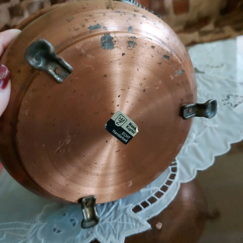 Βίντατζ χάλκινο σκεύος μεταχειρισμένο με στολίδια και τρία μικρά ποδαράκια