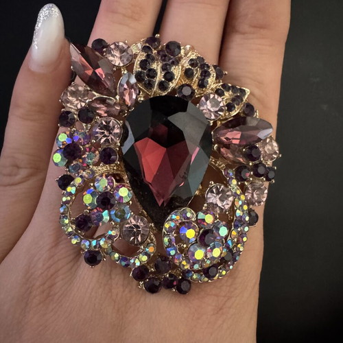 Large ring in excellent condition, multicolored and gold-tone