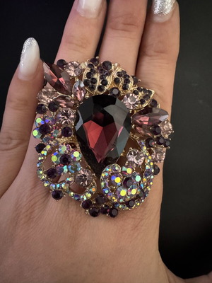 Large ring in excellent condition, multicolored and gold-tone