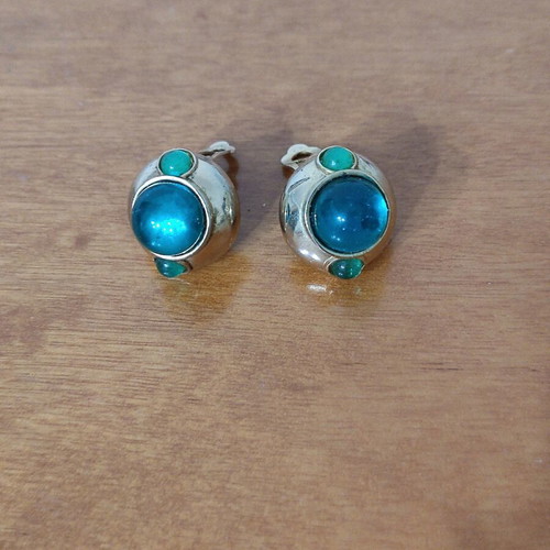 Vintage clip-on earrings like new, green stones