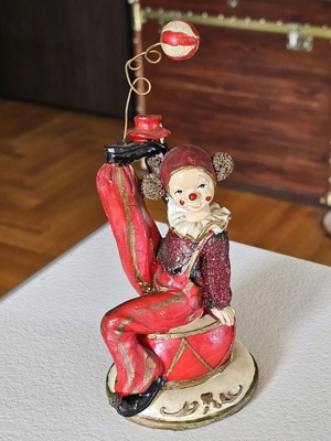 Porcelain clown collectible like new, decorative 1970s-1980s