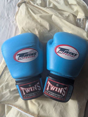 Twins Special BGVL-3 boxing gloves size 14, like new, blue