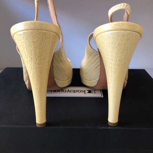 Casadei Slingback Heels Croc Effect Size 40 Fits 39 Cream Yellowed Used
