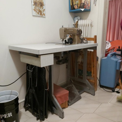 Singer sewing machine used with table in perfect condition