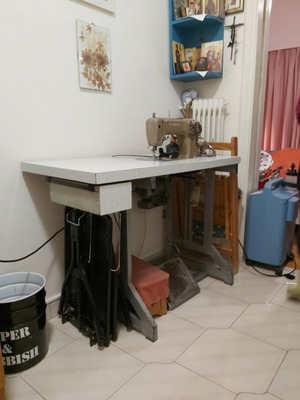 Singer sewing machine used with table in perfect condition