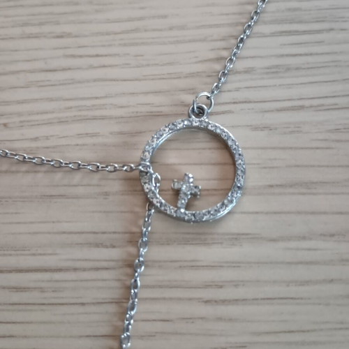 Lariat necklace with thin chain and circular motif used
