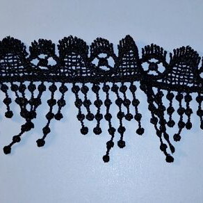 Choker necklace in black color like new