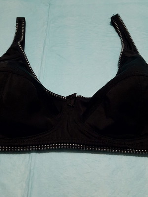 Black bra without underwire size 85c like new, gym ideal