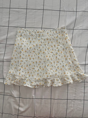 Skirt like new size Medium white with floral pattern