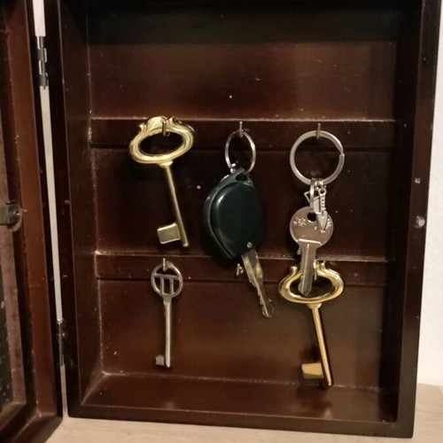 Wooden key holder like new, size 33x20