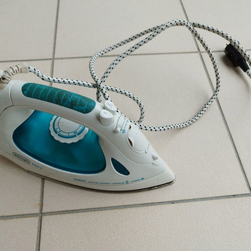 DeLonghi FXH3 1600w iron used with AntiCal System