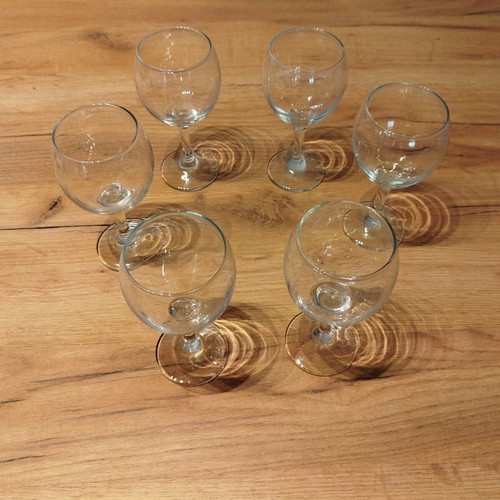 Set of 6 glass wine glasses like new