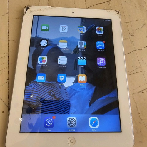 Ipad 2 16gb used with cracks on two corners, with box and original charger