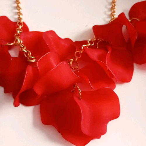Women's necklace like new with red rose petals made of plexiglass