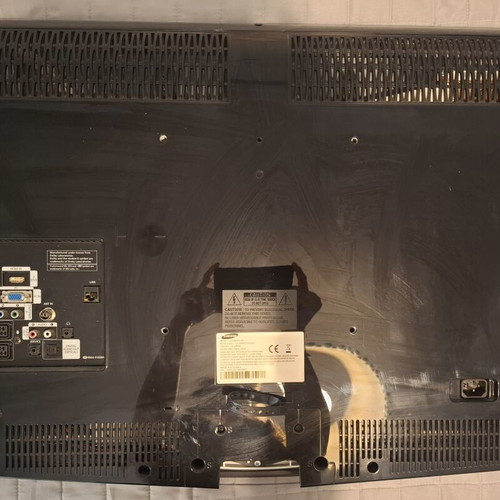 Samsung 32'' TV with stand model LE32B650T2W like new