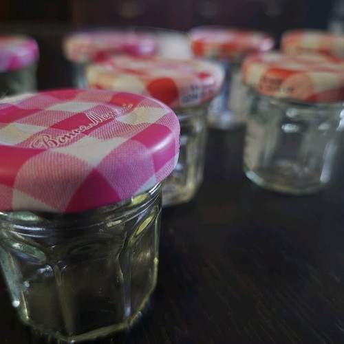 Small jars used, pack of 8, 30 grams Bonne Maman