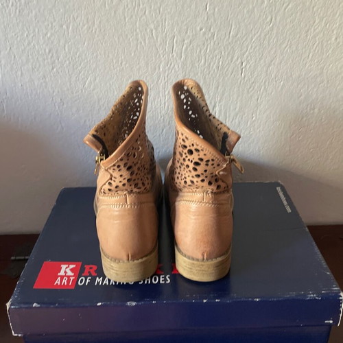 Kricket leather boots like new, size 37, beige