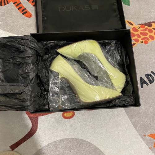 Dukas pumps like new, size 37, yellow with original box