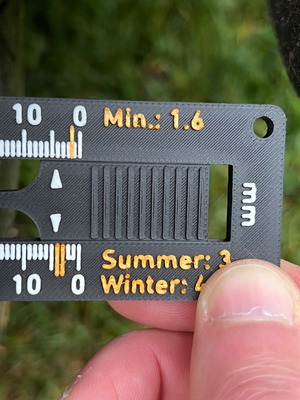 Pocket tire gauge new with ergonomic design