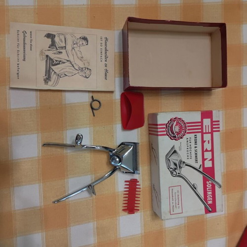 KRONE & SCHWERT Solingen vintage manual hair clipper with original box and instructions