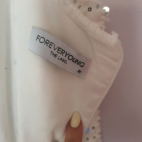 White dress like new, midi length to the calf, medium size