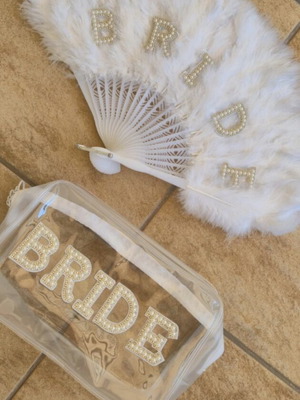 Bridal set with white fluffy fan and matching pearl strass pouch new