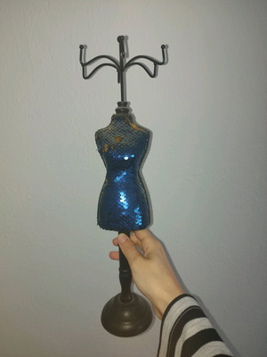 Jewelry holder for necklaces and bracelets like new, 6 hooks