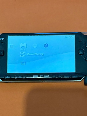 Sony PSP 3004 κονσόλα μεταχειρισμένη με φορτιστή, θήκη και 3 παιχνίδια