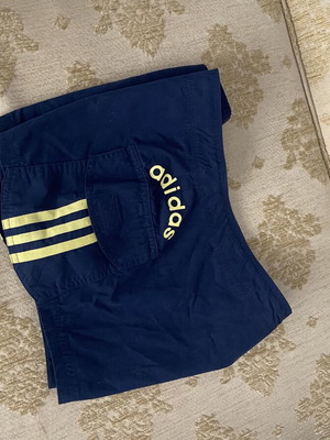 Γυναικείο σορτσάκι Adidas σαν καινούργιο, μέγεθος L
