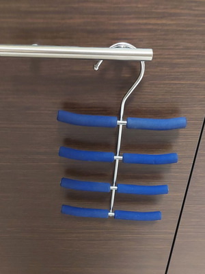 Metal tie hanger like new, blue