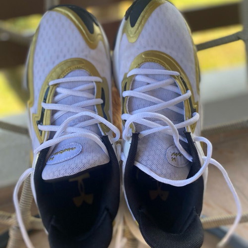 Under Armour athletic shoes like new, white with gold details size 43