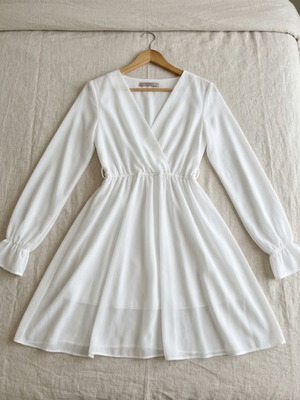 White chiffon dress, one size, long sleeves, V-neck