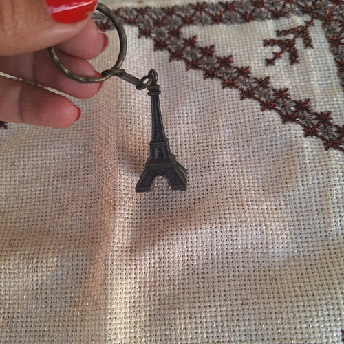 Eiffel Tower keychain like new, metal bronze souvenir