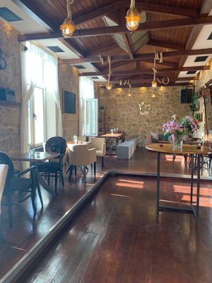 Напълно оборудван All day Café Bar 120 кв.м с места за сядане в Пирея