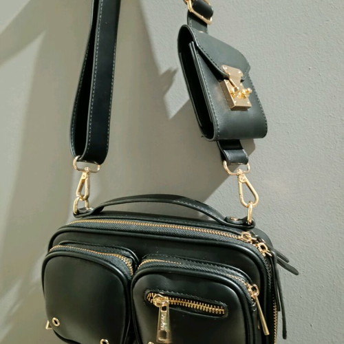 DeeZee shoulder bag like new, black with gold details