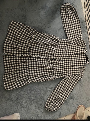 Γυναικείο φόρεμα H&M M-L σαν καινούργιο, μαύρο-άσπρο καρό, με κουμπάκια μπροστά