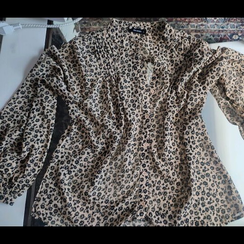 Pink Woman floral beige shirt with black flowers like new, size large